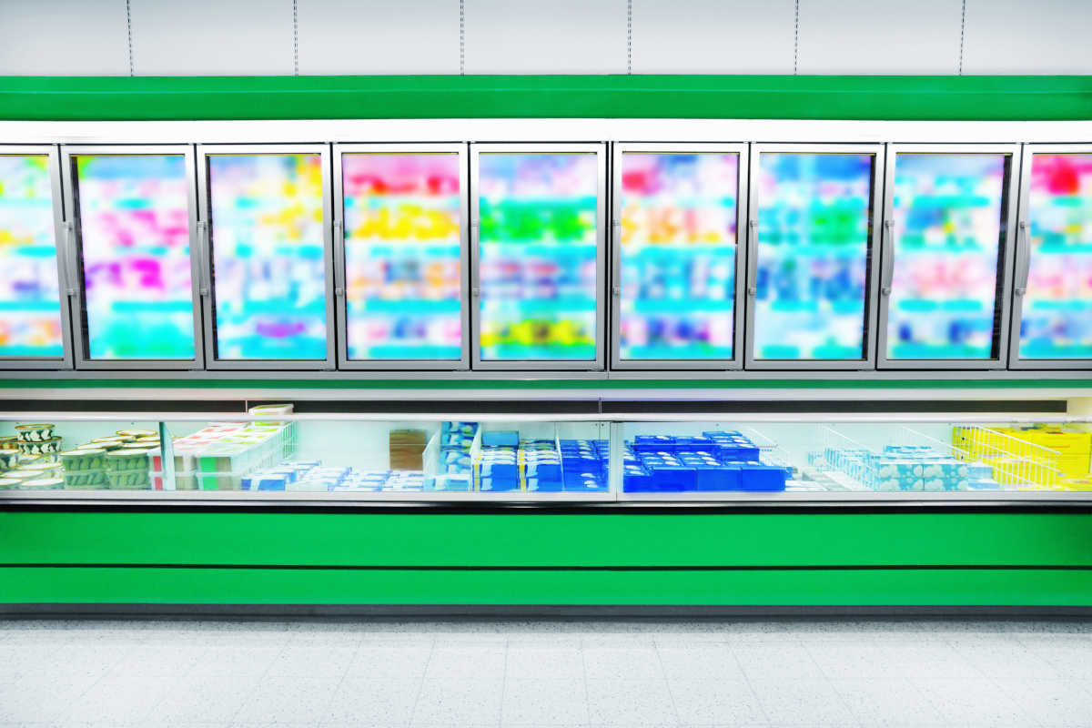 Sistema de refrigeração comercial instalado em supermercado