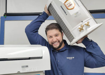 Professor Diogo Rezende, da Treinatec-BH,, ao lado de evaporadora e condensadora de ar-condicionado split | Foto: Divulgação