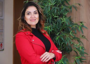 A executiva de vendas Débora Frias no escritório comercial da indústria de ar-condicionado onde trabalha, em São Paulo | Foto: Nando Costa/Pauta Fotográfica