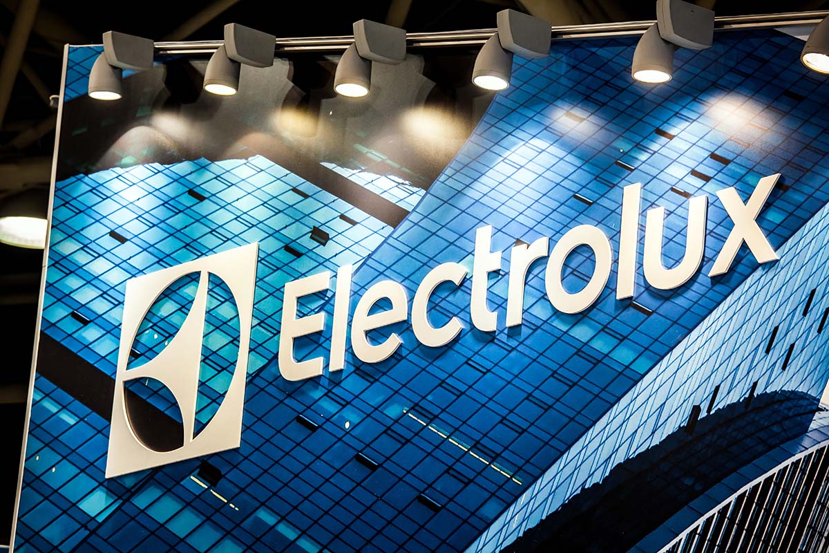 Logo do fabricante de eletrodomésticos Electrolux | Foto: Alexander Tolstykh/Shutterstock