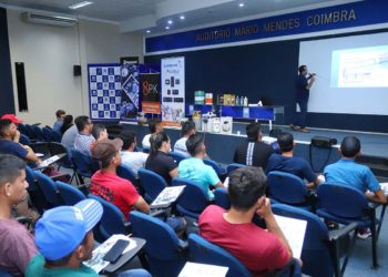 Professor Sérgio Eugênio da Silva ministrando palestra sobre novas tecnologias e boas práticas no ramo de ar condicionado automotivo na sede da Associação Comercial e Industrial de Santarém (PA) | Foto: Nando Costa/Pauta Fotográfica