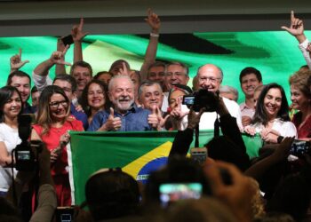 O presidente eleito Luiz Inácio Lula da Silva na Avenida Paulista, em São Paulo | Foto: Rovena Rosa/Agência Brasil