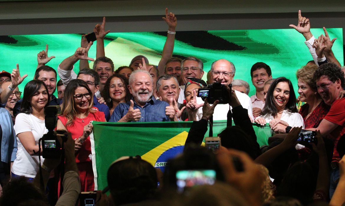 O presidente eleito Luiz Inácio Lula da Silva na Avenida Paulista, em São Paulo | Foto: Rovena Rosa/Agência Brasil