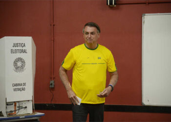 O presidente Jair Bolsonaro vota na Escola Municipal Roda da Fonseca, na Vila Militar, no Rio de Janeiro | Foto: Tomaz Silva/Agência Brasil