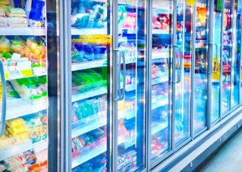 Expositor frigorífico instalado em supermercado | Foto: Shutterstock