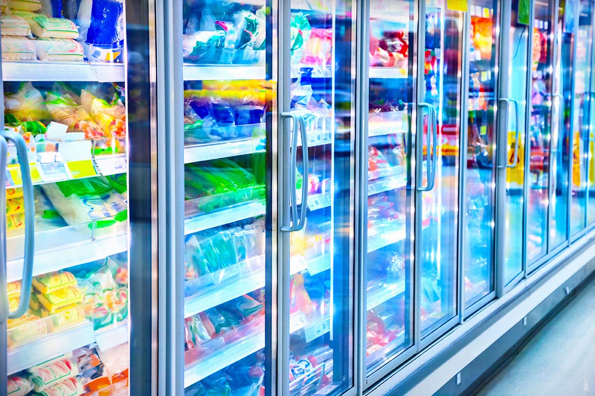 Expositor frigorífico instalado em supermercado | Foto: Shutterstock