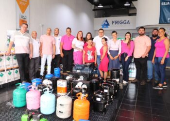Funcionários e diretoria da Frigga Refrigeração durante a campanha Outubro Rosa 2022 no comércio paulistano | Foto: Nando Costa/Pauta Fotográfica