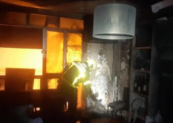 Bombeiros de San Fernando apagando incêndio provocado por máquina ar condicionado portátil | Foto: Bombeiros de Cádis.