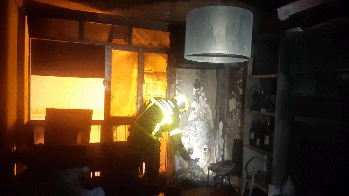 Bombeiros de San Fernando apagando incêndio provocado por máquina ar condicionado portátil | Foto: Bombeiros de Cádis.
