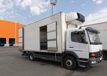 Caminhão pequeno para transporte de cargas refrigeradas