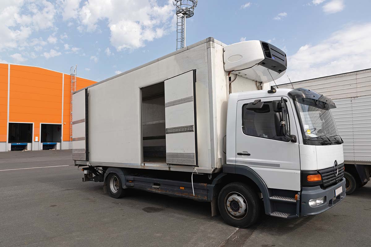 Caminhão pequeno para transporte de cargas refrigeradas