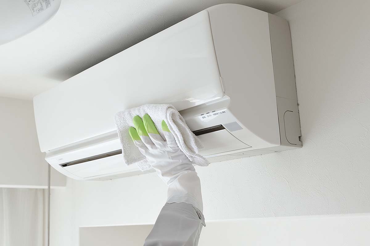 Evaporadora de condicionador de ar passando por processo de limpeza | Foto: Shutterstock
