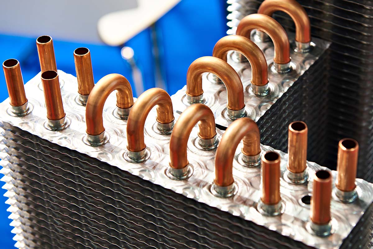 Detalhe de trocador de calor com tubos de cobre