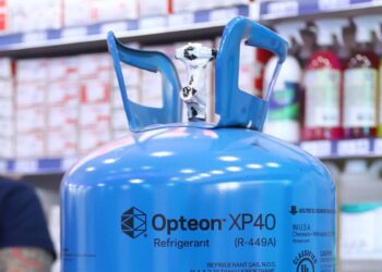 Cilindro de fluido refrigerante à base de HFO Opteon XP40 (R-449A) disposta em balcão de comércio | Foto: Nando Costa/Pauta Fotográfica