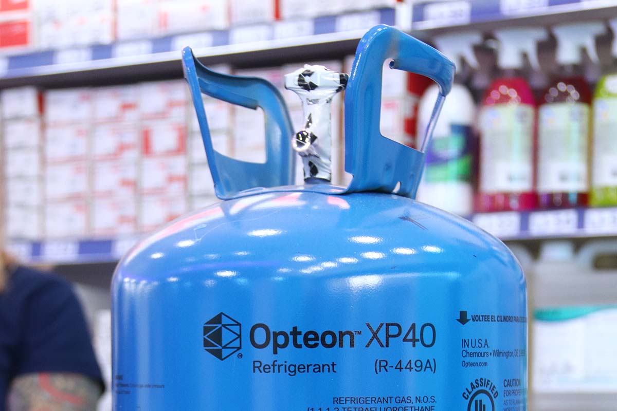 Cilindro de fluido refrigerante à base de HFO Opteon XP40 (R-449A) disposta em balcão de comércio | Foto: Nando Costa/Pauta Fotográfica