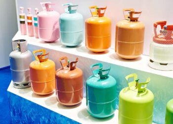 Cilindros de fluidos refrigerantes expostos em prateleira | Foto: Shutterstock
