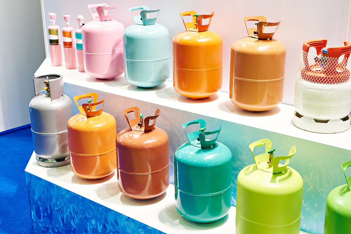 Cilindros de fluidos refrigerantes expostos em prateleira | Foto: Shutterstock