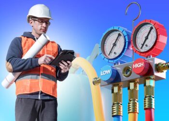 Engenheiro da área de refrigeração e ar condicionado com manifold de fluido refrigerante | Foto: Shutterstock