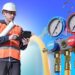 Engenheiro da área de refrigeração e ar condicionado com manifold de fluido refrigerante | Foto: Shutterstock