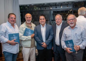 O engeheiro Francisco de Assis Moura (ao centro) durante o lançamento de sua obra sobre a cadeia do frio nacional | Foto: Divulgação/GCCA Brasil