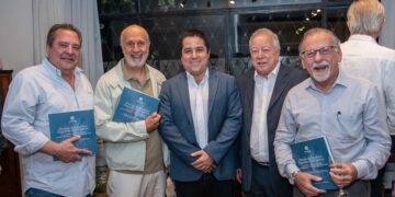 O engeheiro Francisco de Assis Moura (ao centro) durante o lançamento de sua obra sobre a cadeia do frio nacional | Foto: Divulgação/GCCA Brasil