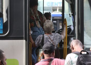 Fila de passageiros entrando em ônibus urbano do Rio de Janeiro | Foto: Tânia Rêgo/Agência Brasil