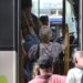 Fila de passageiros entrando em ônibus urbano do Rio de Janeiro | Foto: Tânia Rêgo/Agência Brasil