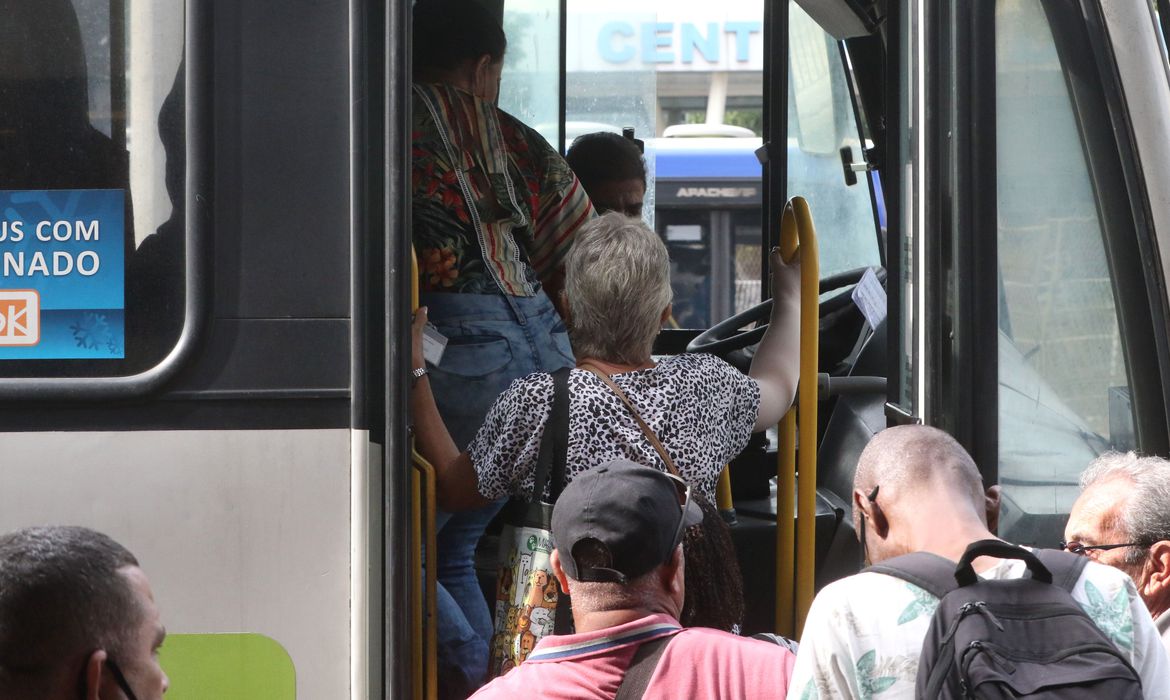 Fila de passageiros entrando em ônibus urbano do Rio de Janeiro | Foto: Tânia Rêgo/Agência Brasil