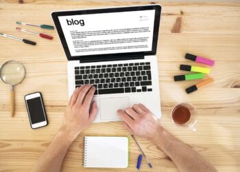 Computador disposto em mesa de redação de blog | Foto: Shutterstock