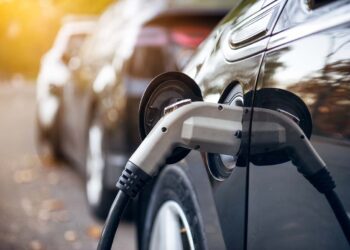 Veículo elétrico plug-in sendo abastecido | Foto: Shutterstock
