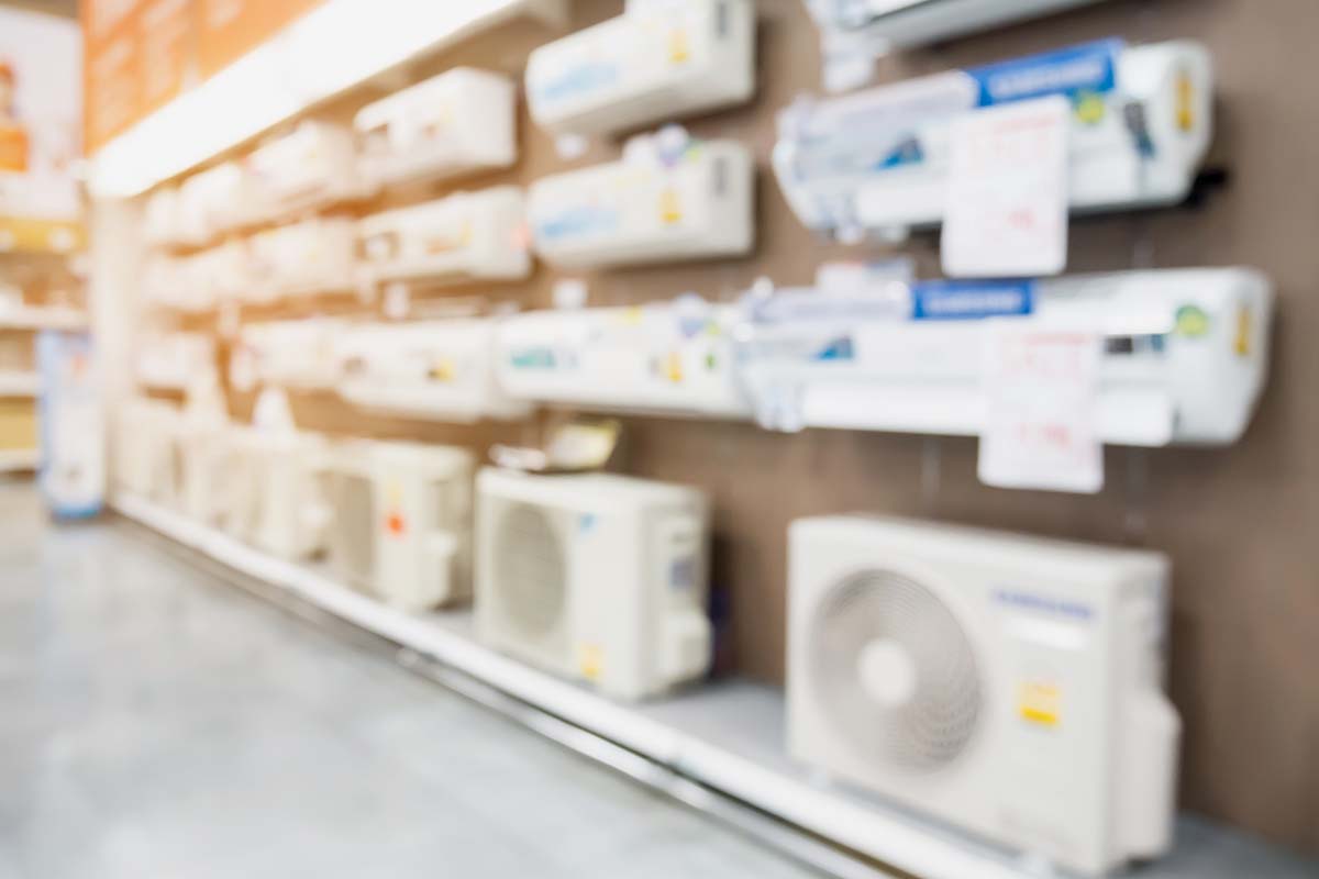 Seção de vendas de condicionadores de ar em loja de departamento | Foto: Shutterstock