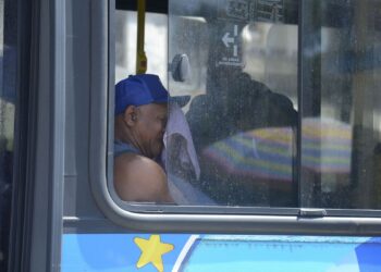 Passageiro em ônibus sem ar-condicionado no Rio de Janeiro | Foto: Tomaz Silva/Agência Brasil