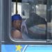 Passageiro em ônibus sem ar-condicionado no Rio de Janeiro | Foto: Tomaz Silva/Agência Brasil