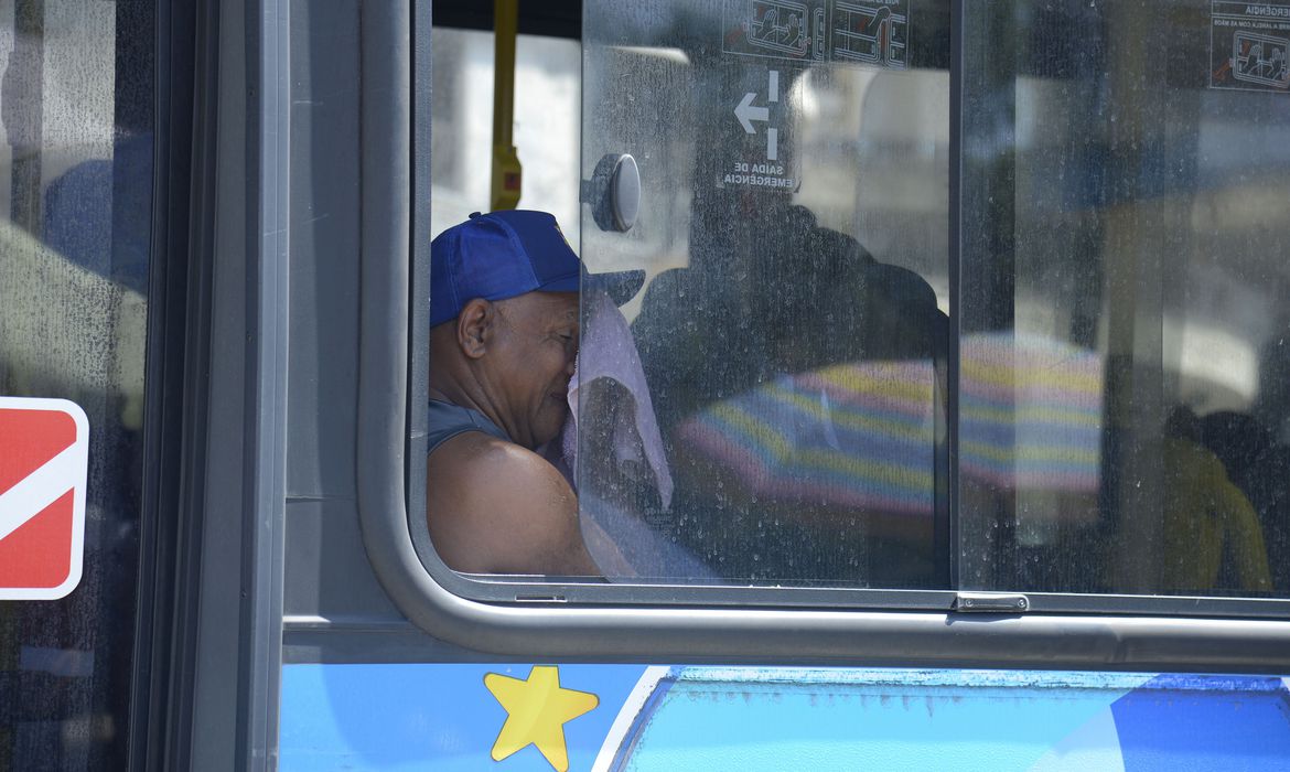Passageiro em ônibus sem ar-condicionado no Rio de Janeiro | Foto: Tomaz Silva/Agência Brasil