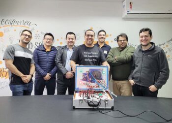 Professor Leonardo Souza com maleta didática de câmaras frias | Foto: Divulgação/Arquivo pessoal