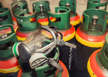 Cilindros de amônia e máscara de proteção individual | Foto: Shutterstock