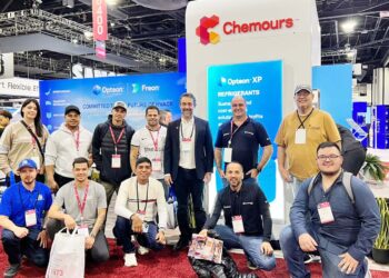 Comitiva de técnicos em refrigeração do Brasil no estande da Chemours na AHR Expo 2023 | Foto: Divulgação/Chemours