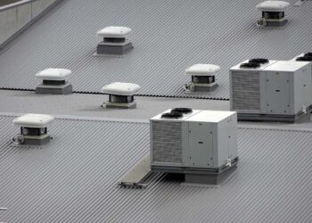 Unidade de ar condicionado do tipo package em telhado de indústria | Ilustração: Shutterstock