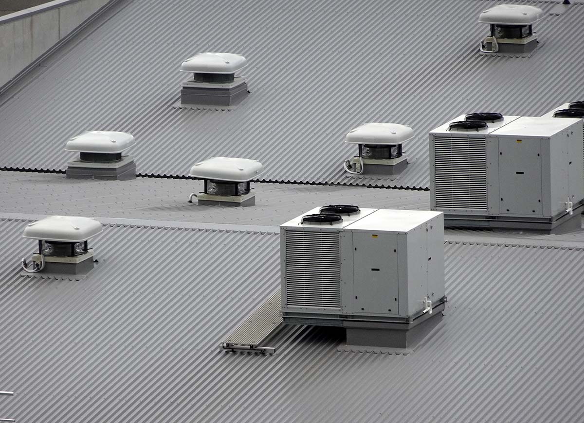 Unidade de ar condicionado do tipo package em telhado de indústria | Ilustração: Shutterstock