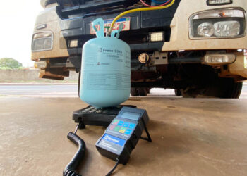 Botija de fluido refrigerante R-134a sobre balança durante procedimento de carga em caminhão | Foto: Lucas Fugita/Chemours