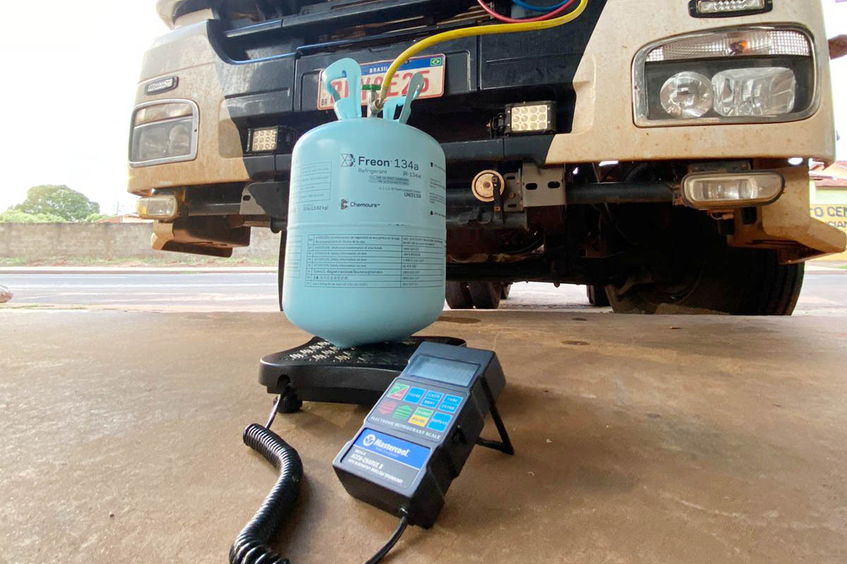 Botija de fluido refrigerante R-134a sobre balança durante procedimento de carga em caminhão | Foto: Lucas Fugita/Chemours