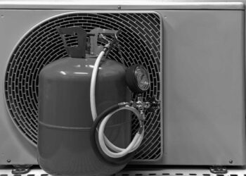 Cilindro de gás refrigerante em frente a condensadora de sistemas de ar condicionado do tipo split | Foto; Shutterstock