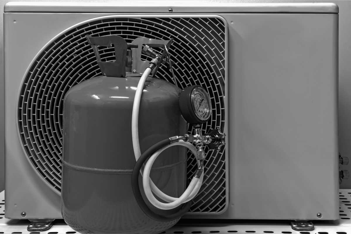 Cilindro de gás refrigerante em frente a condensadora de sistemas de ar condicionado do tipo split | Foto; Shutterstock