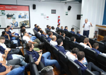 Amaral Gurgel palestrando sobre fluidos frigoríficos e boas práticas na refrigeração na escola técnica paulistana Senai Oscar Rodrigues Alves | Foto: Nando Costa/Pauta Fotográfica