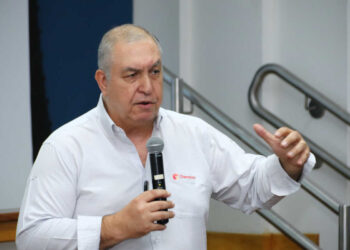 O consultor da área técnica da Chemours no Brasil, Amaral Gurgel, durante palestra sobre boas práticas na refrigeração na Escola Senai Oscar Rodrigues Alves, em São Paulo | Foto: Nando Costa/Pauta Fotográfica