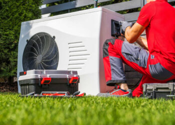 Refrigerista instalando bomba de calor | Foto: Shutterstock