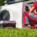 Refrigerista instalando bomba de calor | Foto: Shutterstock