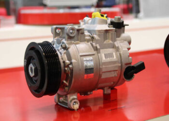 Compressor de ar-condicionado automotivo em exposição na Automec 2023 | Foto: Nando Costa/Pauta Fotográfica