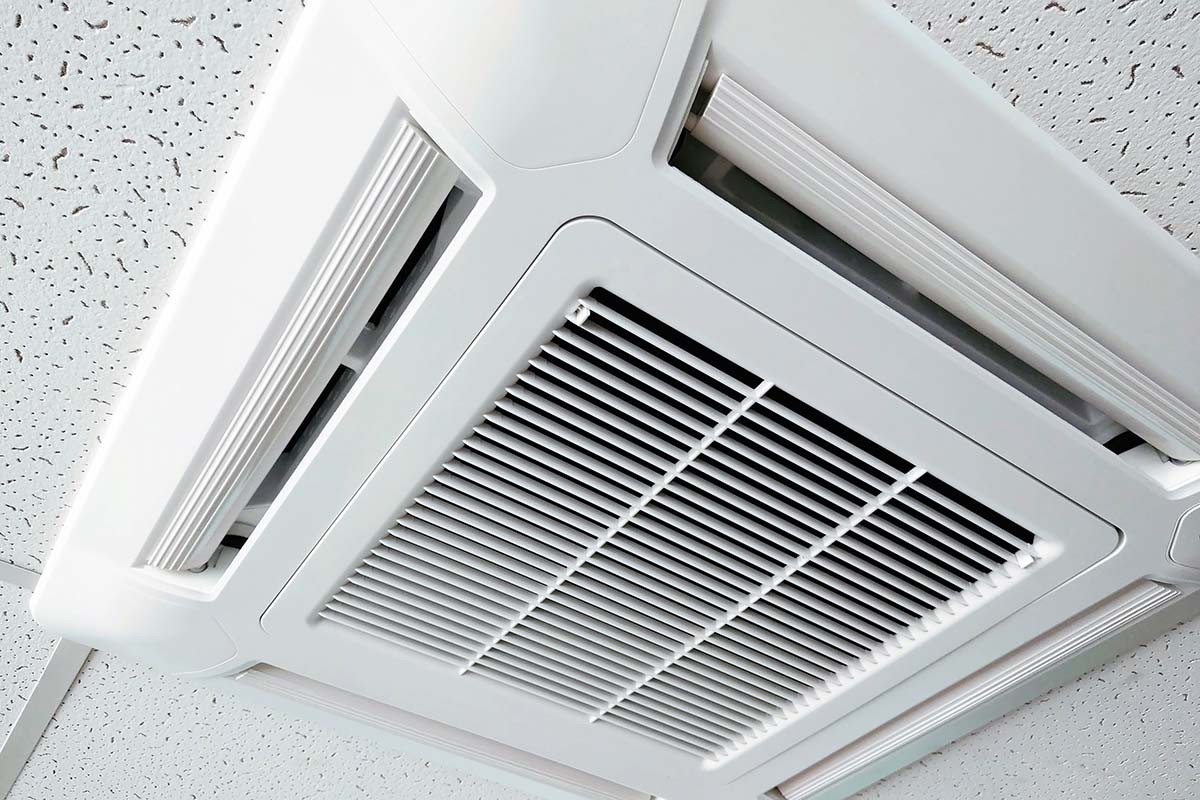 Unidade evaporadora de condicionador de ar do tipo cassete | Foto: Shutterstock
