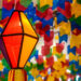 Bandeirinhas coloridas e balão decorativo para a festa de São João, que acontece no mês de junho no Nordeste do Brasil | Foto: Shutterstock